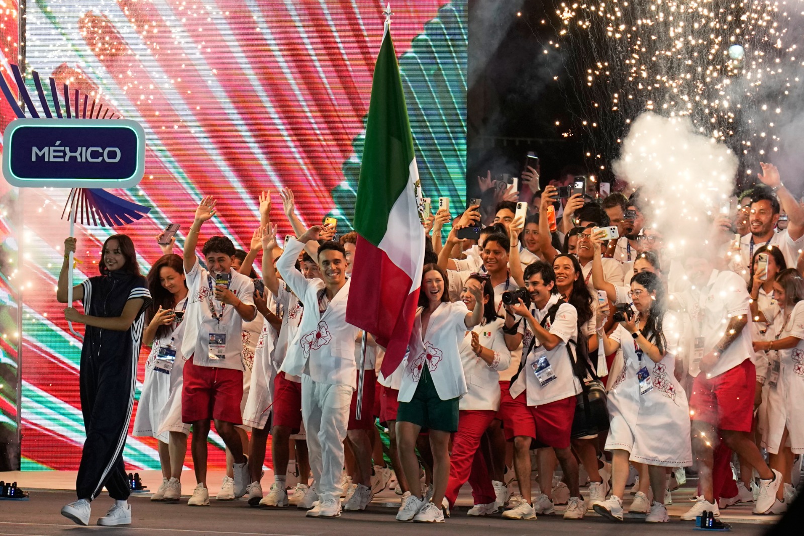 Gabriela Rodríguez y Juan Manuel Celaya, de México, portan la bandera de su país. Foto: AP